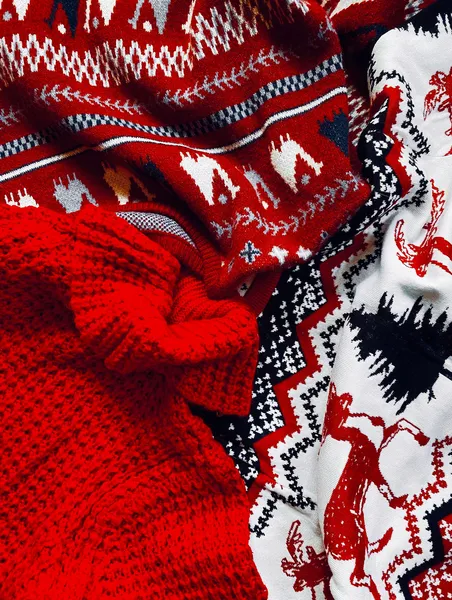 Pulls de Noël rouges et blancs en jacquard : rennes, sapins, zigzags et frises nordiques